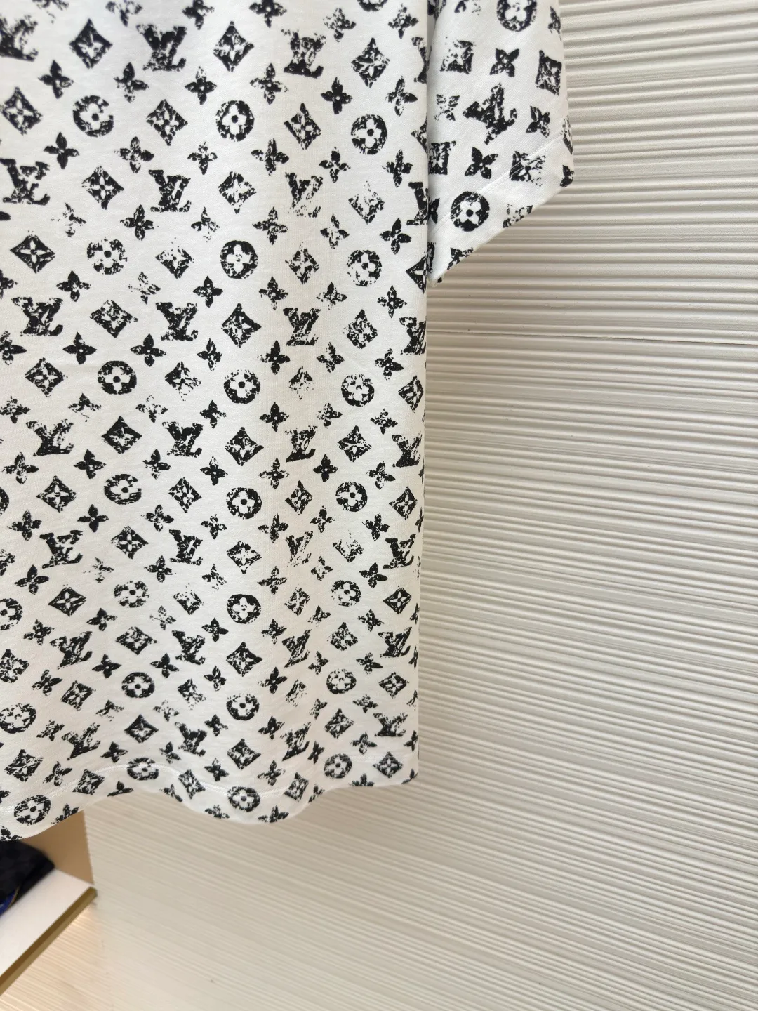 LOUIS VUITTON full printed logo short sleeves [women's clothing] ●Item number: 1680361-A15 ●Fabric: pure cotton fabric ●Technology: printing production ●Version: fitted version ●Weight: about 210 grams ●Size: S-M-L ●Description: 25 spring and summer new short sleeves 8900 purchased Zp dismantling and making, custom-woven and dyed Peruvian ROW imperial fabric. It truly uses 100% pure cotton yarn to weave and ship the fabric according to the version. You can zoom in on the process to see the details, except that the restoration degree is close to 98 or above. The workmanship is also invincible. It is truly restored and you can just buy it with your eyes closed. The overall wiring is straight and delicate, the fabric is comfortable and soft, and the color is consistent without color difference. It can be matched with the same style to create a fashionable look and control various occasions. Customized accessories, complete with three standards, same style for men and women!